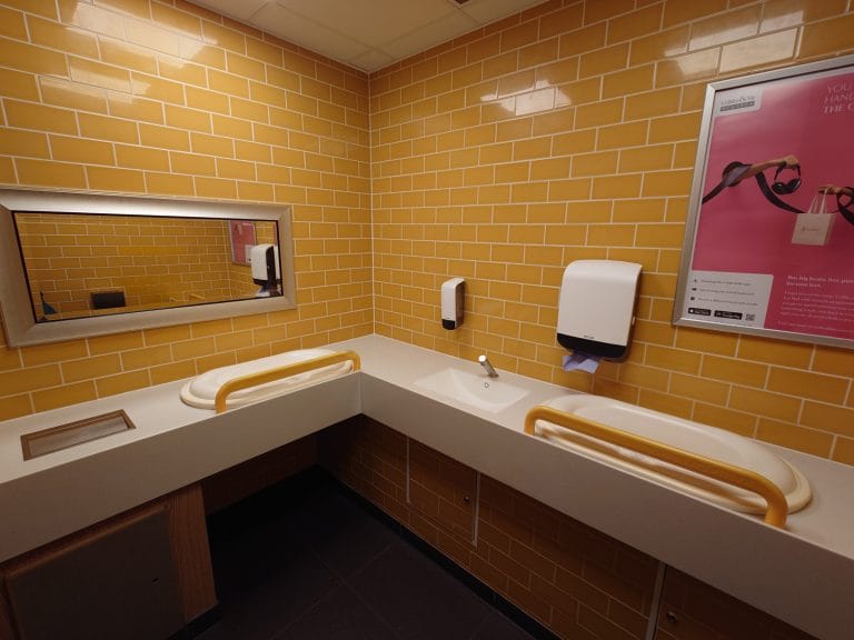 000007 CribbsMallEastUpper interior01 768x576