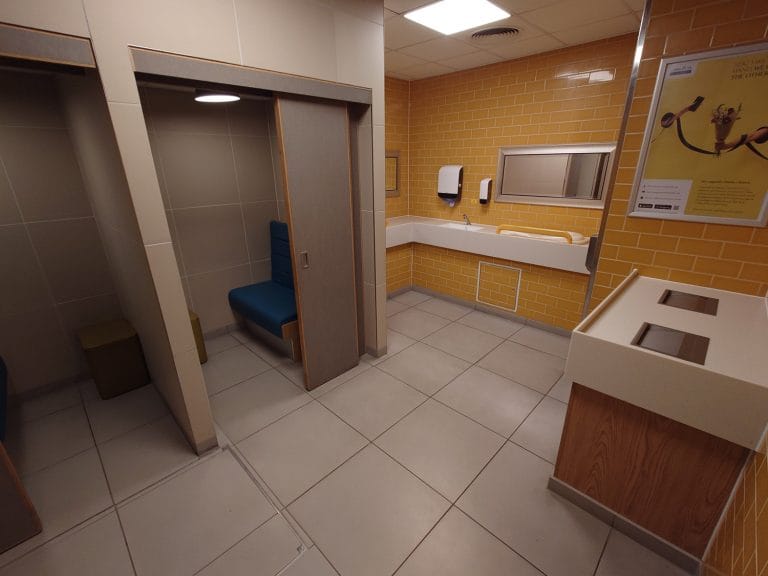 000008 CribbsMallEastLower interior01 768x576